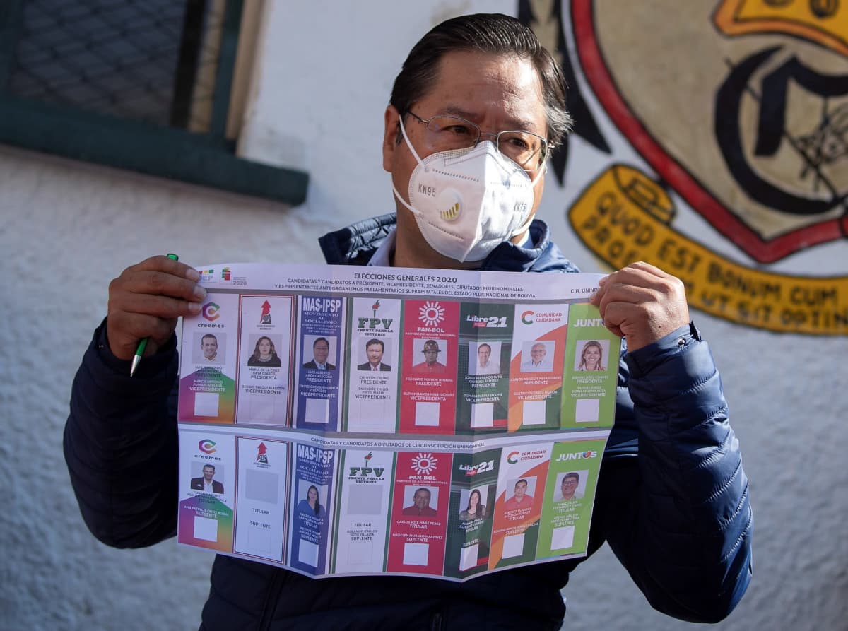 Bolivian vaalit voittanut Luis Arce esittelee äänestyslehtistä