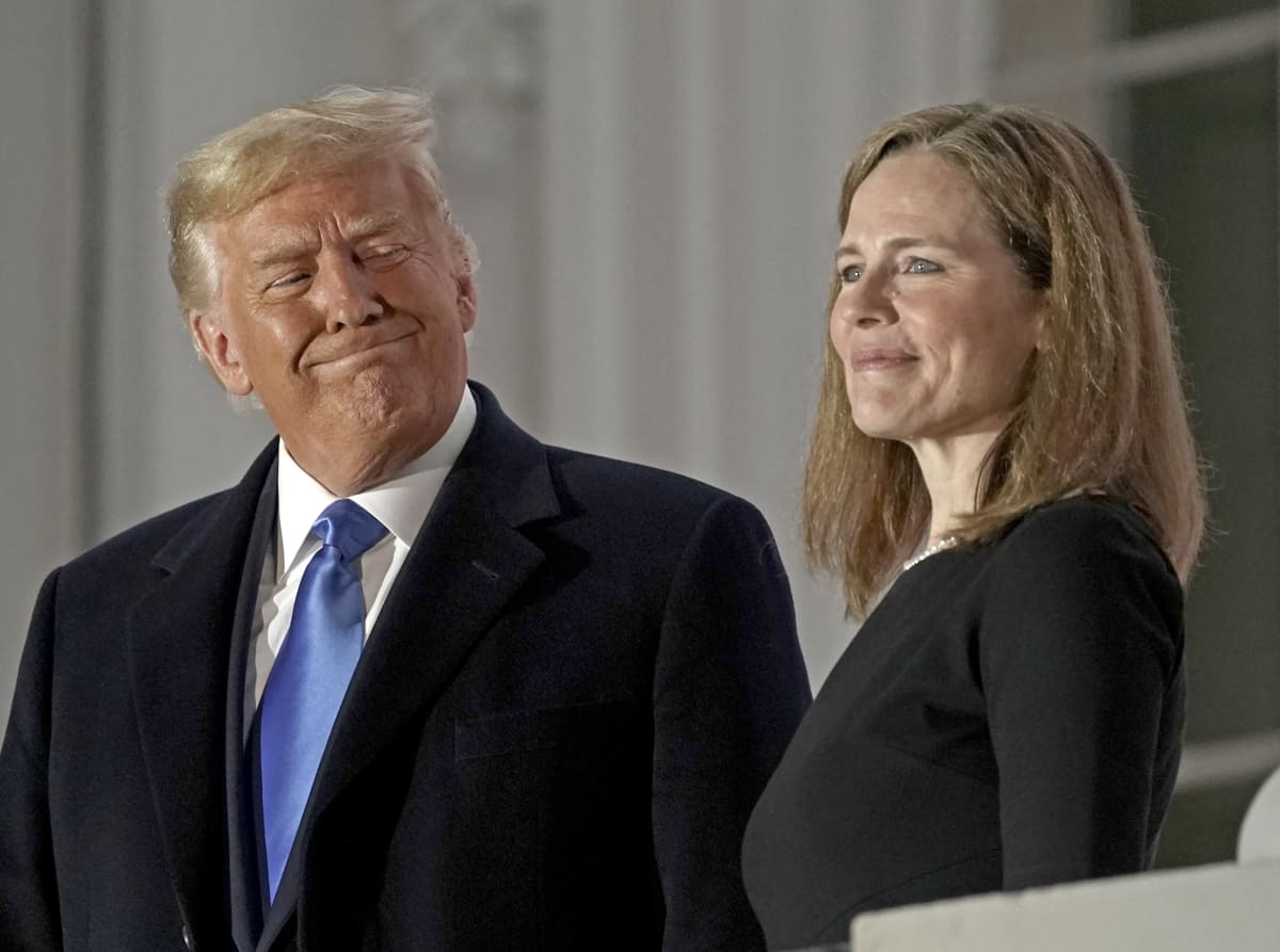 Donald Trump ja Amy Coney Barrett hymyilevät.