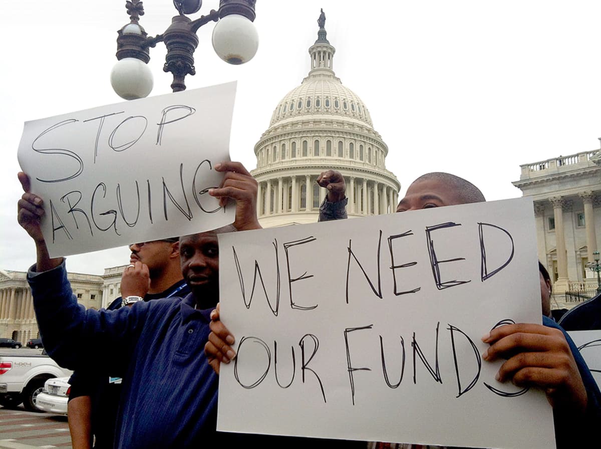 Mielenosoittajat vaativat kongressia sopimaan budjettiriidan Capitol Hillin edustalla.