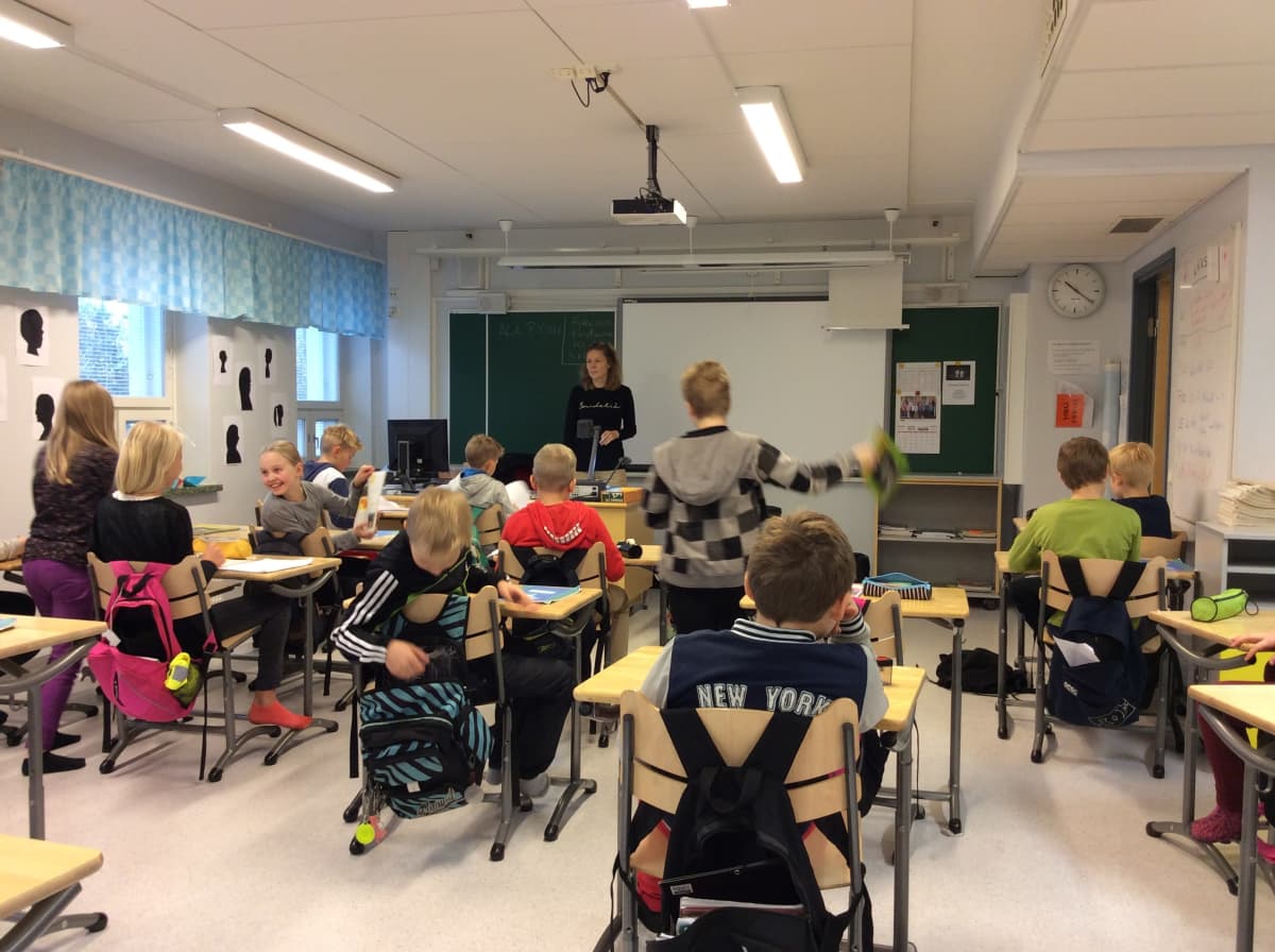 Metsäkylän koulun 5. luokan oma luokkahuone "Tiilikoulun" ylimmässä kerroksessa.