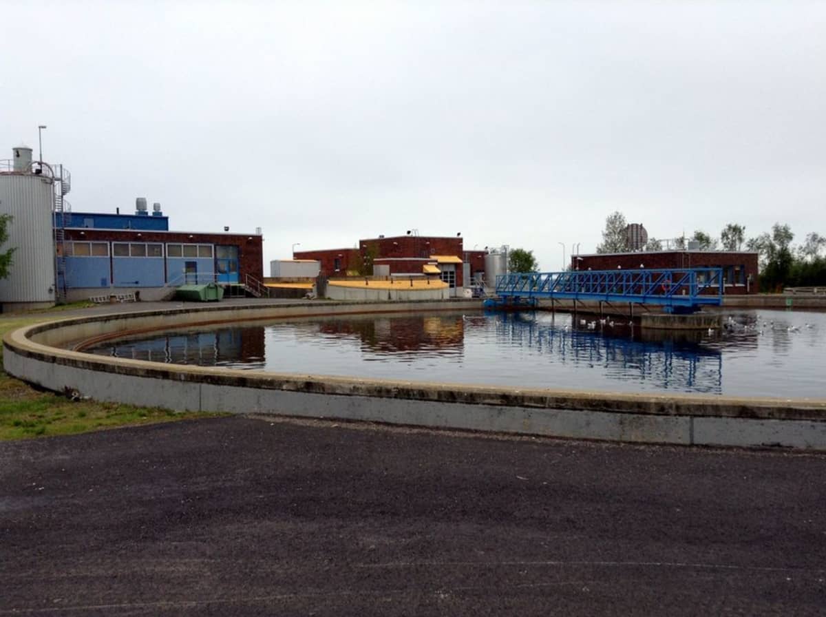Selkeytysallas Taskilan jätevedenpuhdistamolla Oulussa.