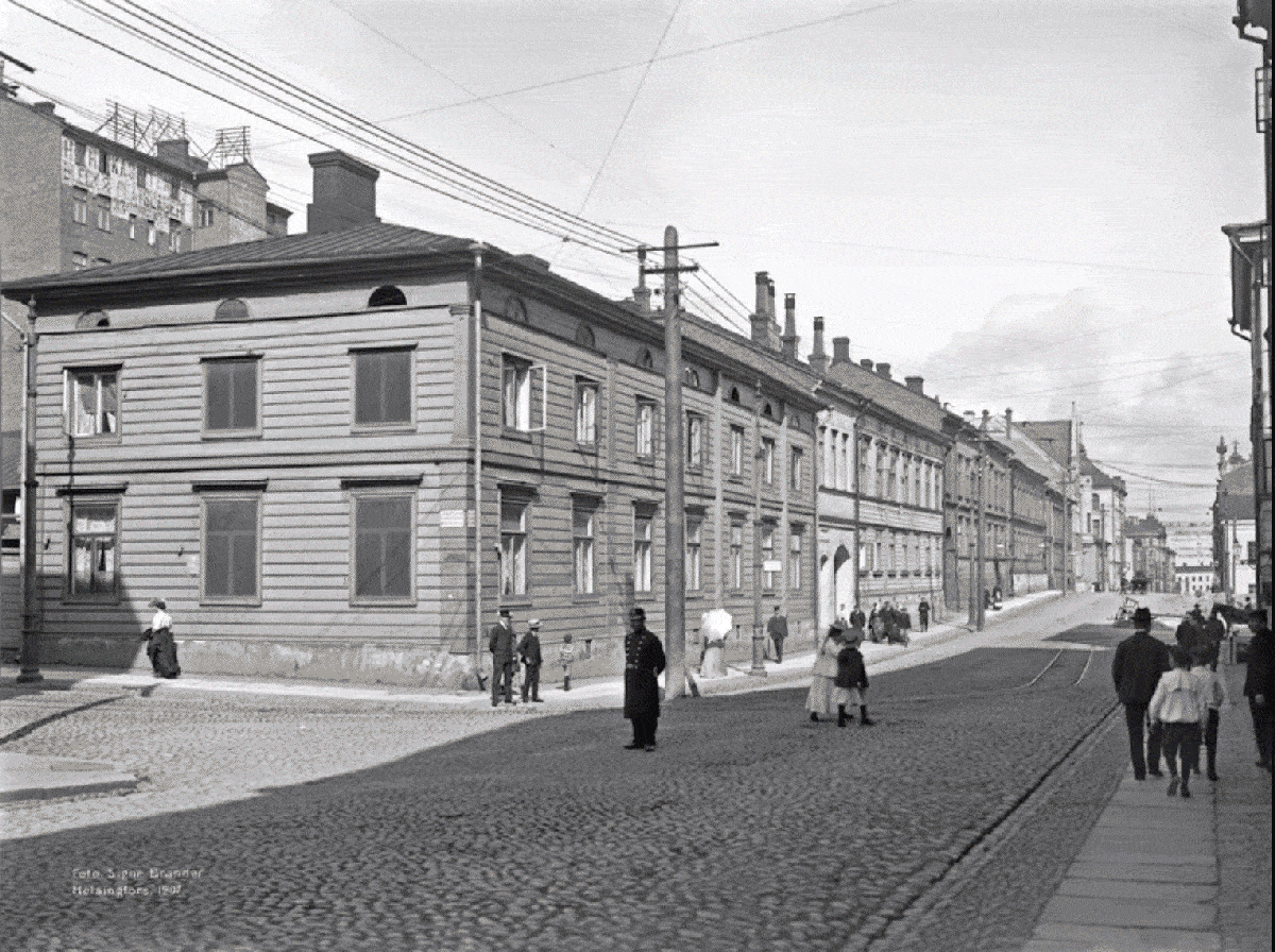Vanhojen Valokuvien Nostalgiaa Varitettyna Katso Kuinka Fordista Tuli Viininpunainen Ja Ylioppilasmekosta Taivaansininen Yle Uutiset Yle Fi