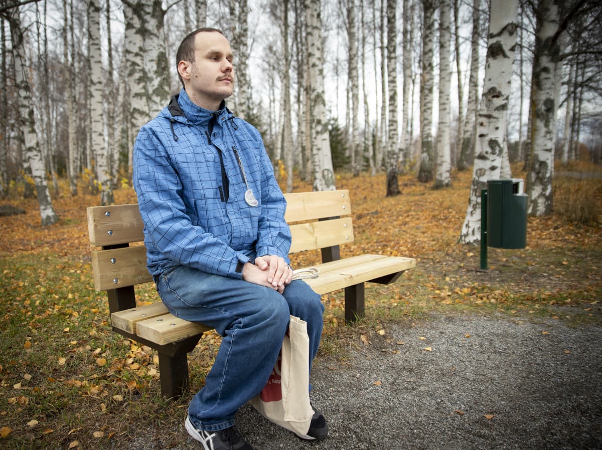 Lauri Nieminen istuu puiston penkillä.