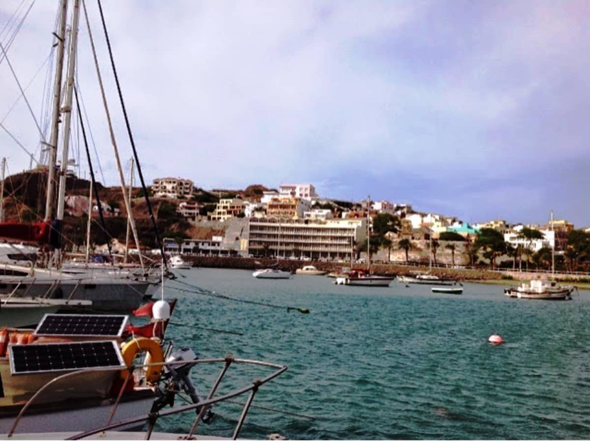Mindelo marina Kapo Verdessä kaupunkinäkymää veneen kannelta
