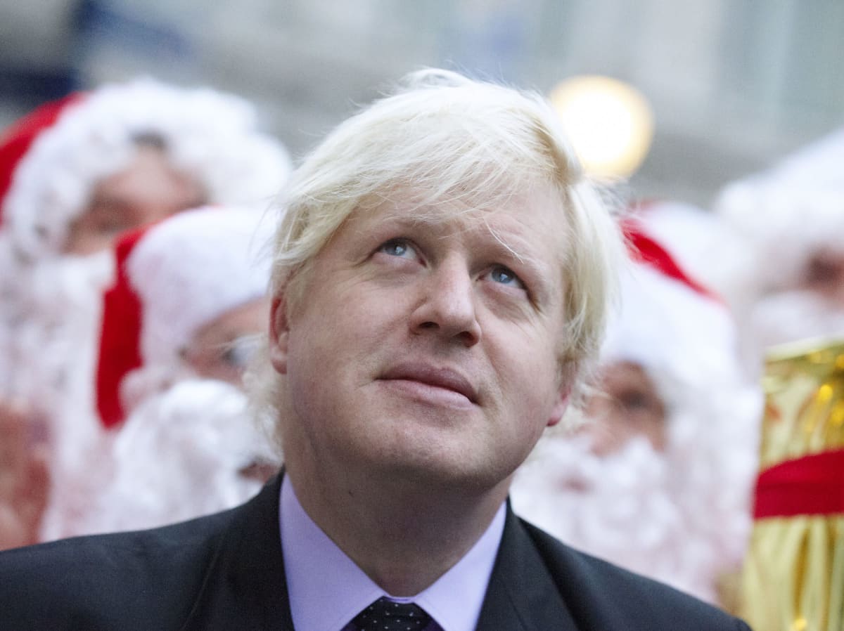 Boris Johnson takanaan joulupukkeja.