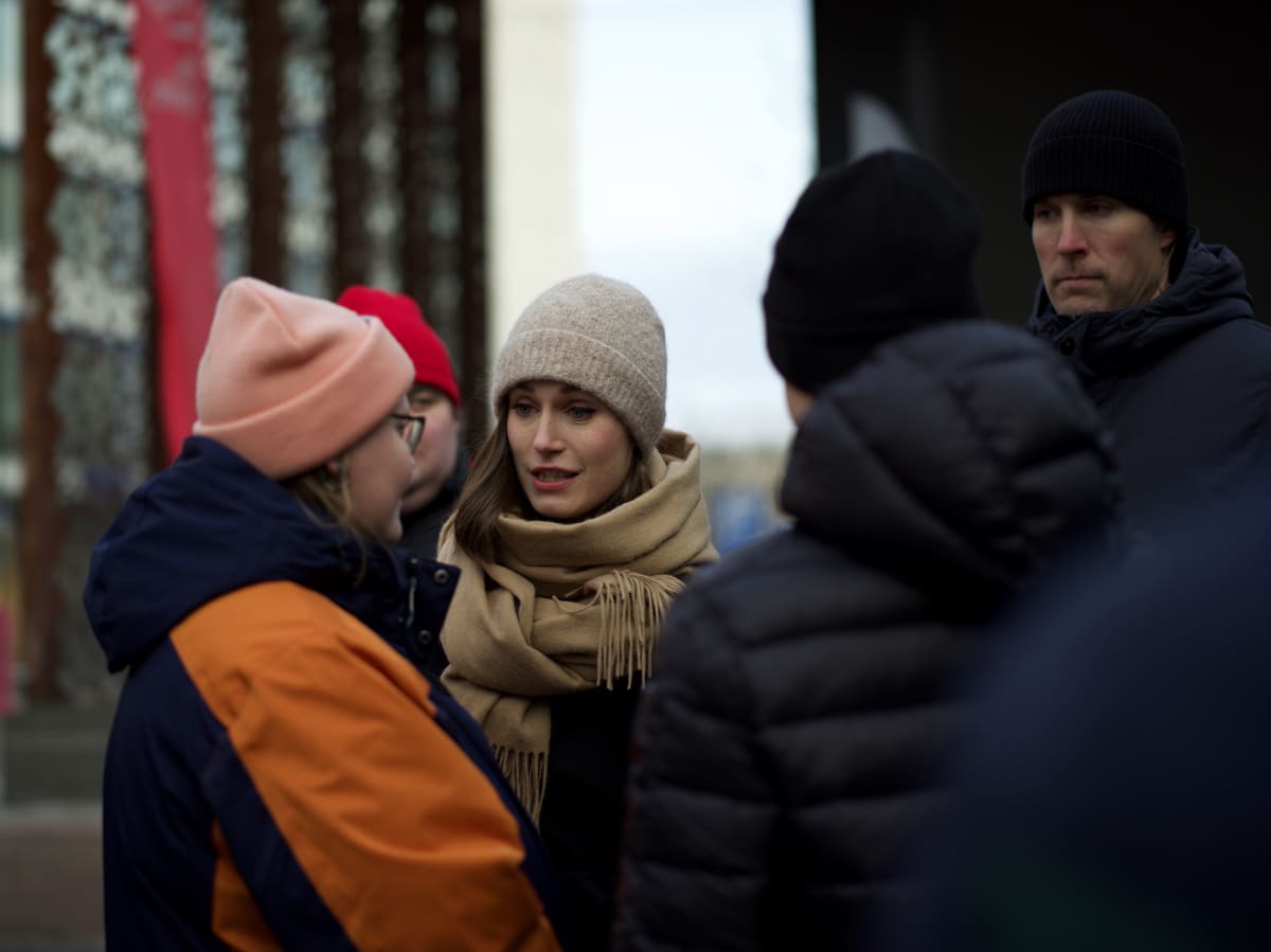 Pääministeri Sanna Marin tapaa ihmisiä Oulun Rotuaarillla