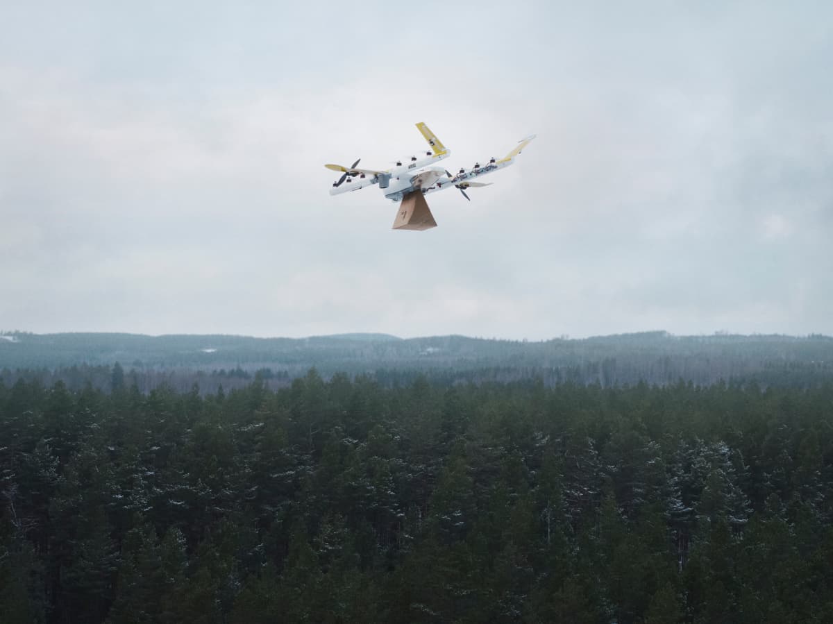 Drone kuljettaa pakettia