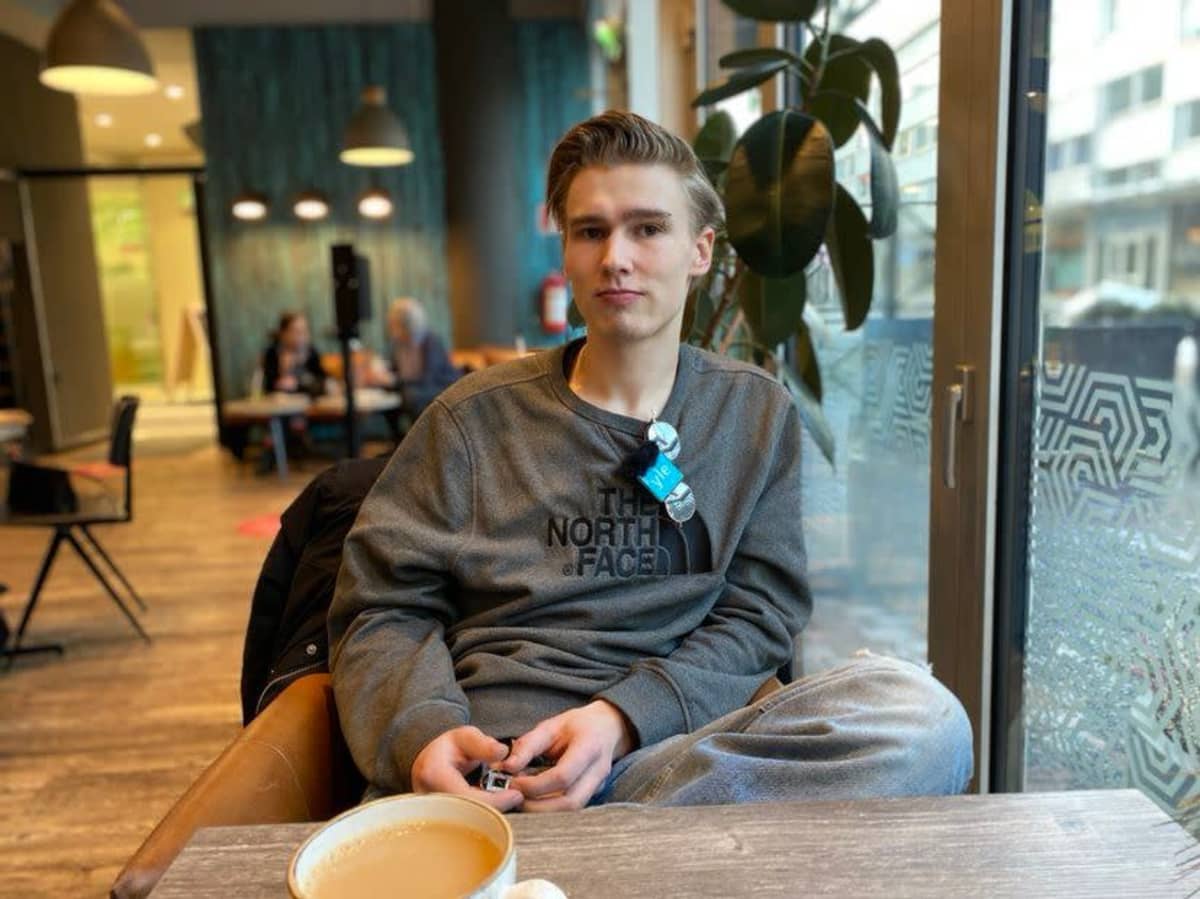 Aleksi Vuori istuu kahvilassa.