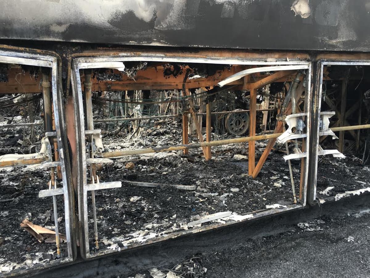 Tulipalon tuhoja Pohjolan Matkan bussivarikolla