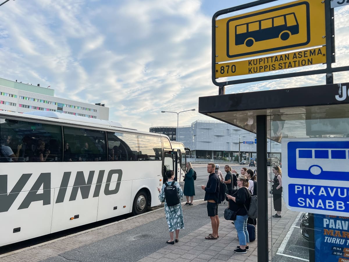 Turun ja Salon välinen junaliikenne kulkee vielä busseilla myöhään yöhön–  tietoliikennevika estää junien turvallisen pääsyn Kupittaalle