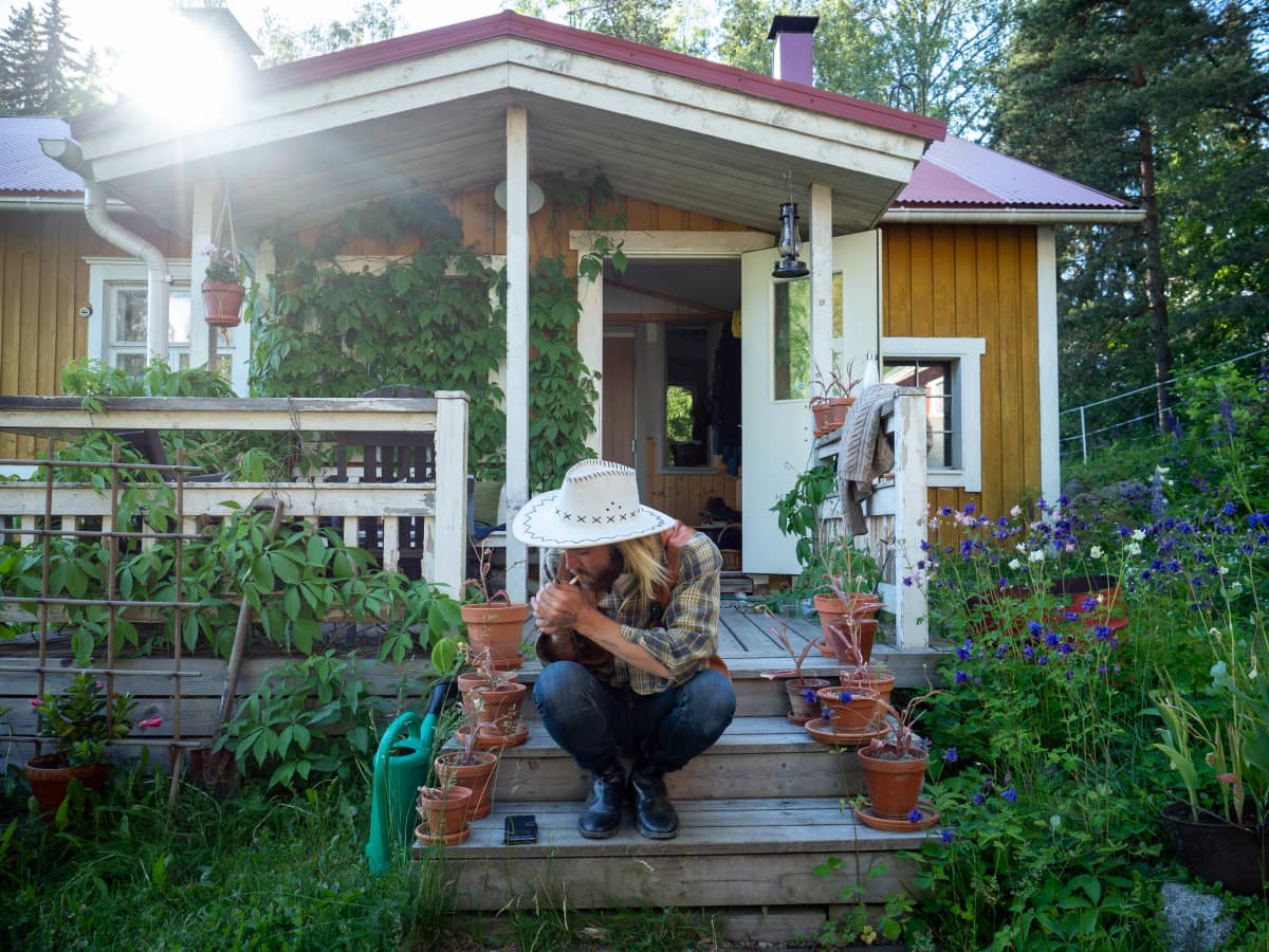 Olli Kinnunen istuu kotitalonsa portailla