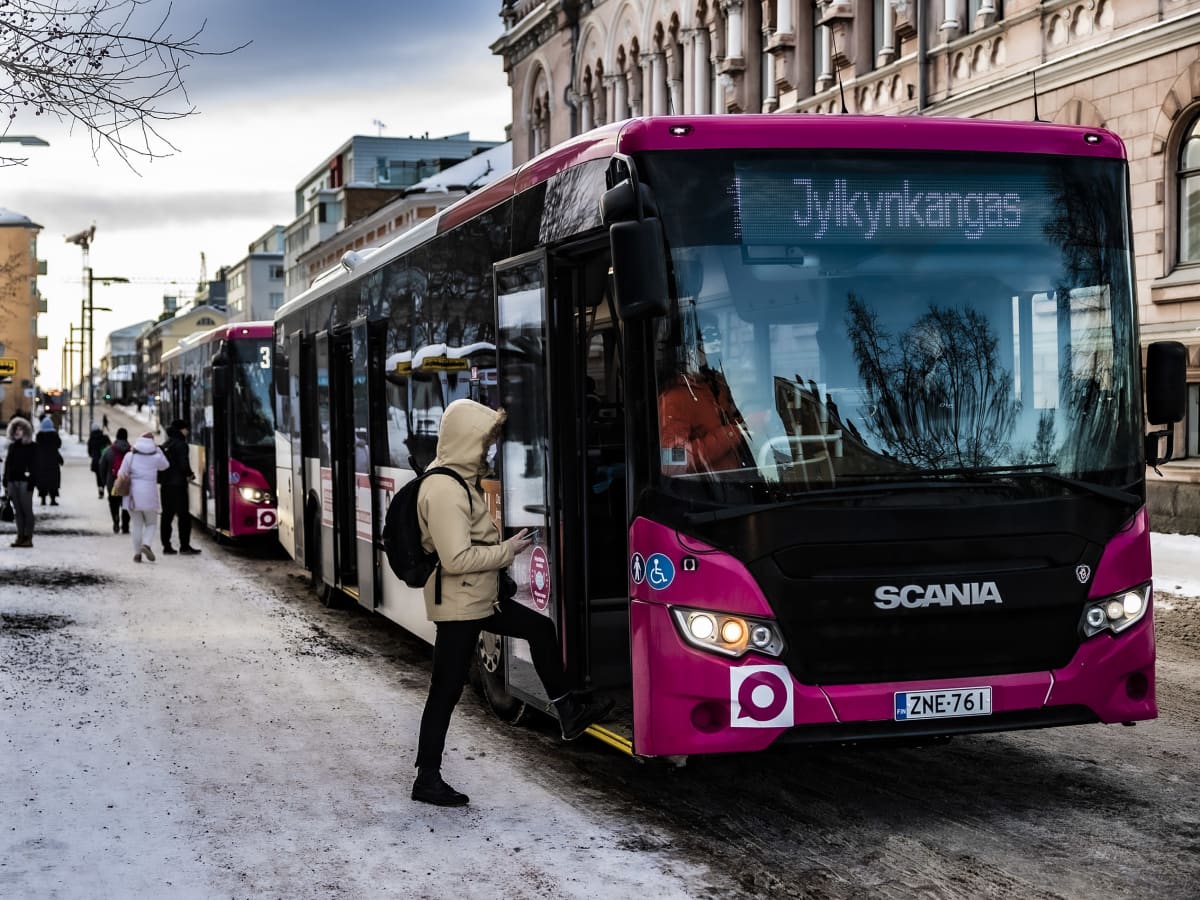 Matkustaja hyppää bussiin Oulussa
