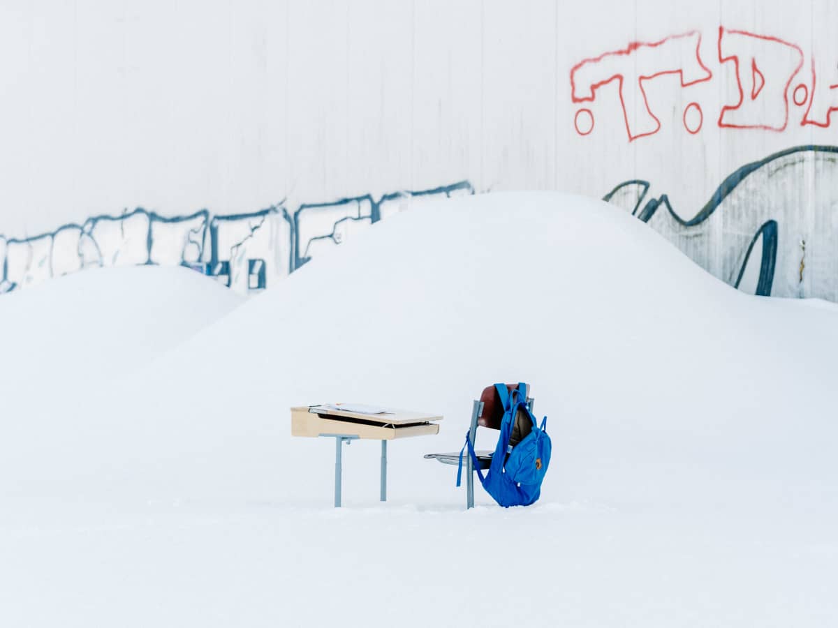 kuvituskuva pulpetti ja tuoli lumihangessa