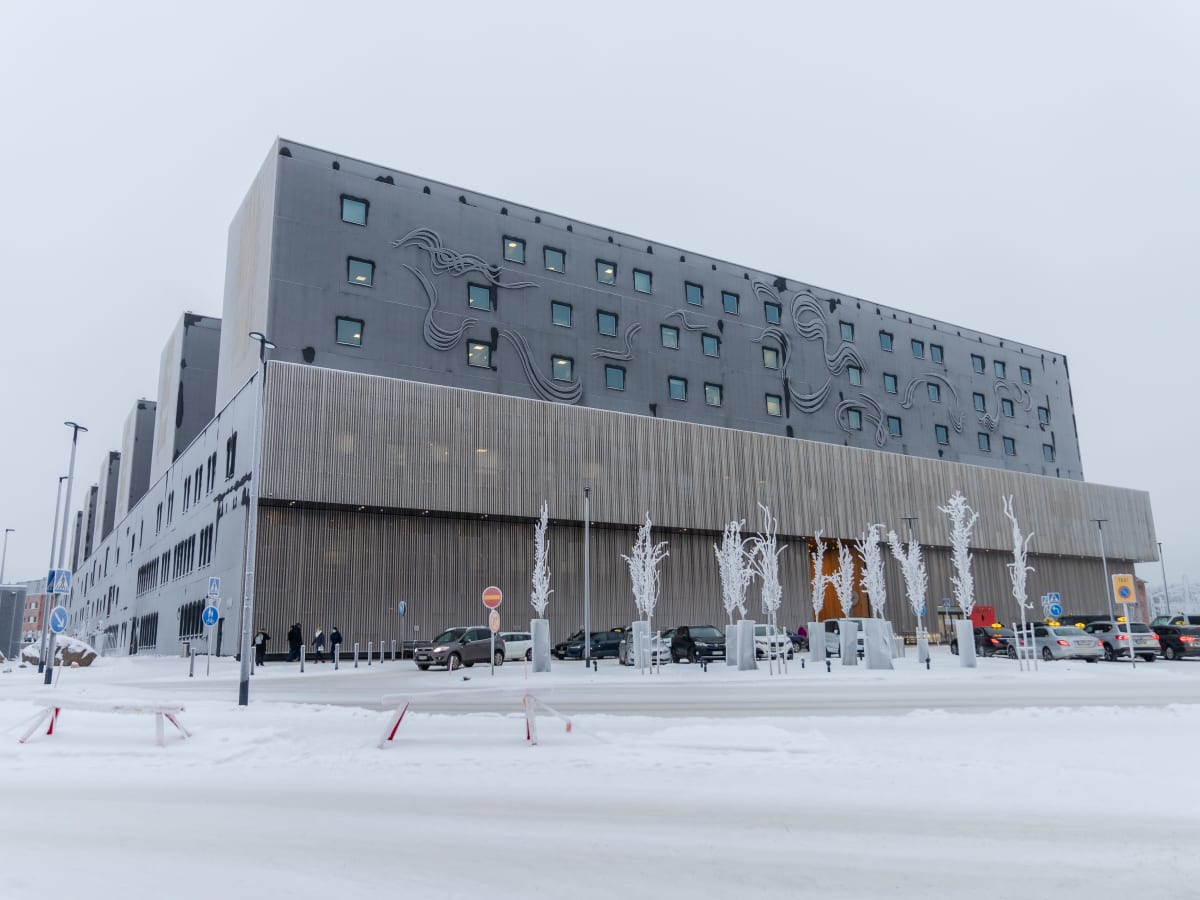 Pelastuslaitos sai hälytyksen suuresta rakennuspalosta Keski-Suomen  keskussairaalassa – hälytyksen tekijä kertoi savun hajusta vaatteissa