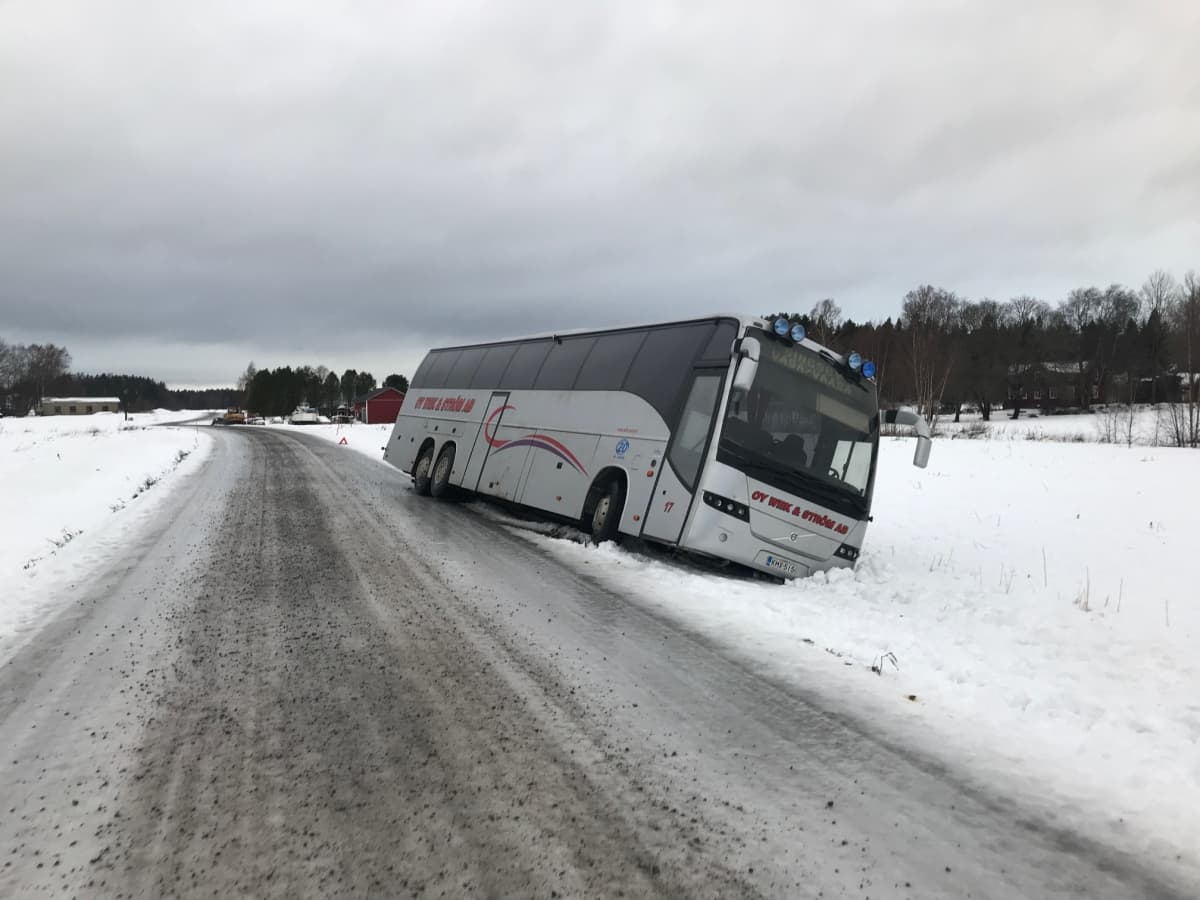 Bussi ojassa Mustasaaressa liukkaalla talvikelillä 25.1.2018