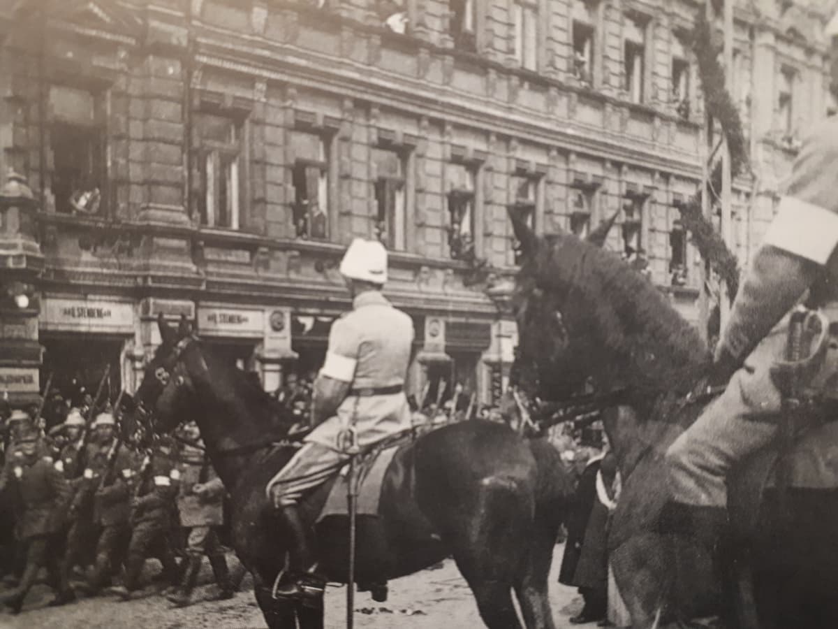 Mannerheim voitonparaatissa Helsingissä 16.5.1918.
