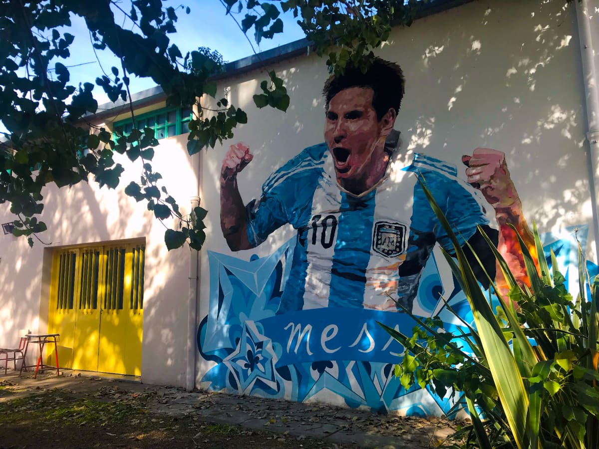 Seinämaalaus Messistä koristaa tämän ensimmäistä koulua Rosariossa.