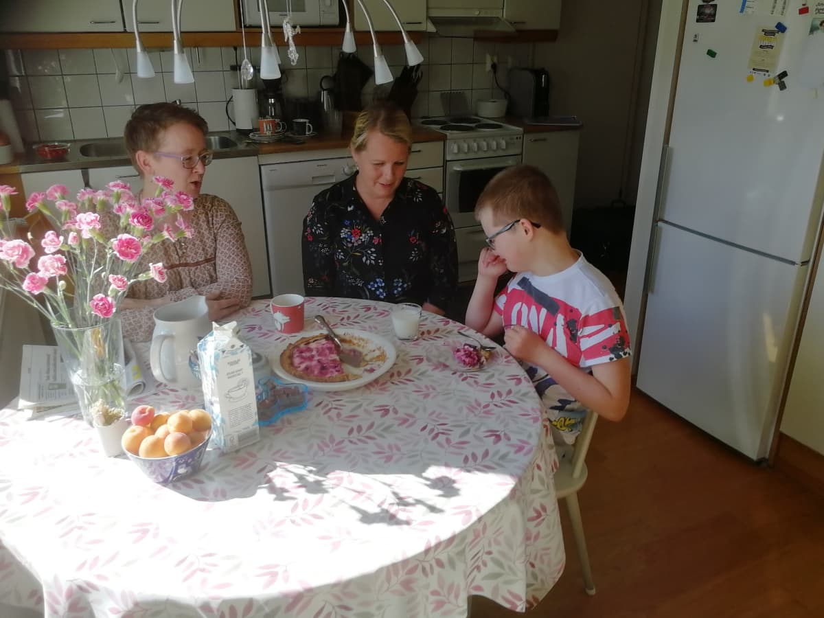 Oulun joukkokantelun puhenaisena toimiva Marika Salo (vas.), Hanna Orell ja Otto Lämsä kahvipöydässä.