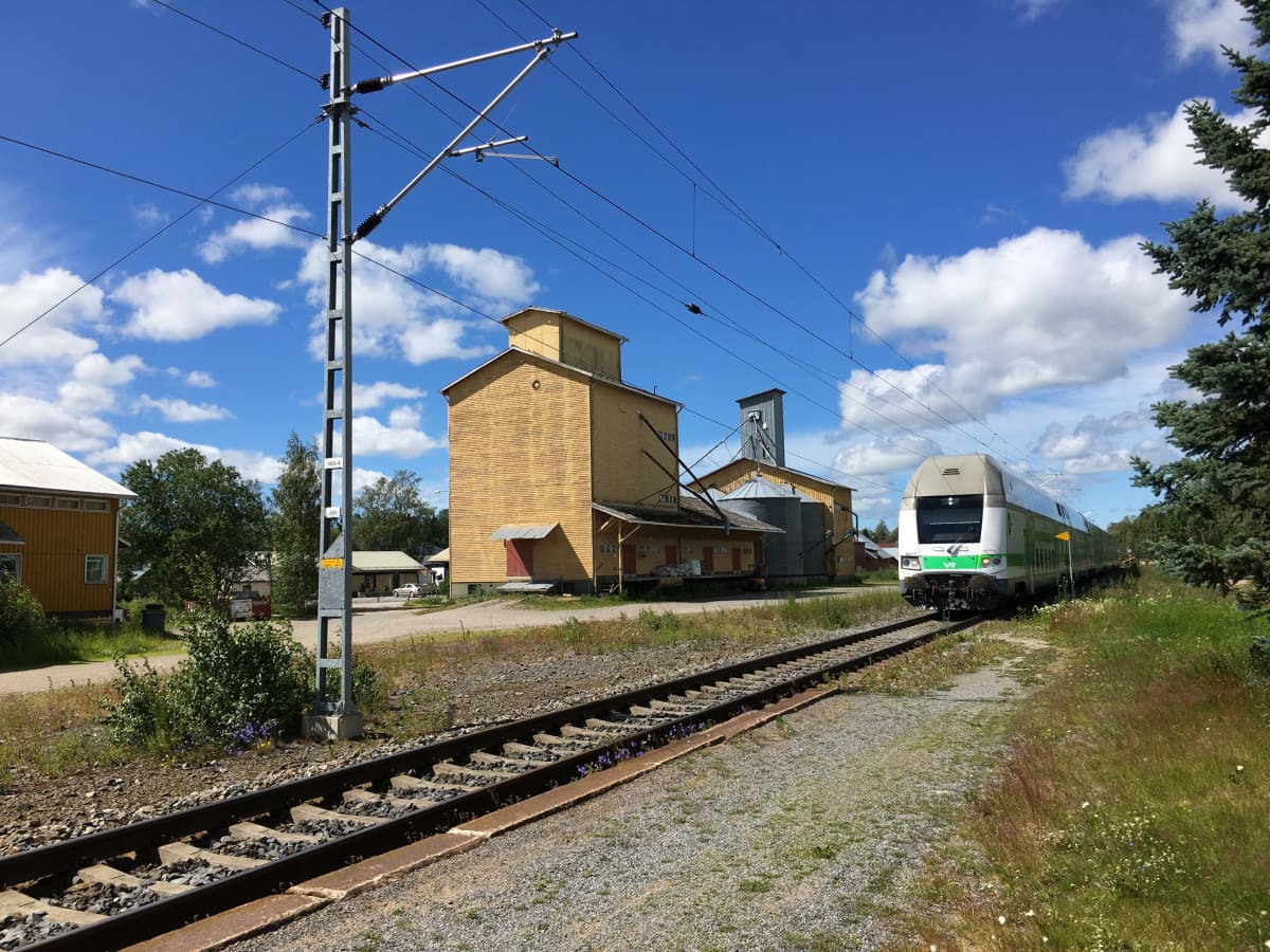 Juna meni jo! – Asemat ovat hiljentyneet Vaasan radalla, mutta  asemanseuduilla elämä jatkuu | Yle Uutiset