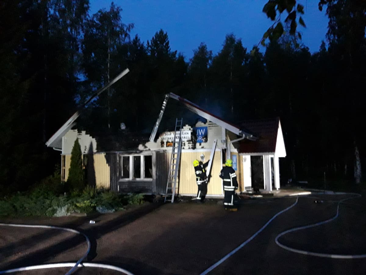 Jehovan todistajien valtakunnansalista Pöytyällä jäi vain seinät pystyyn.