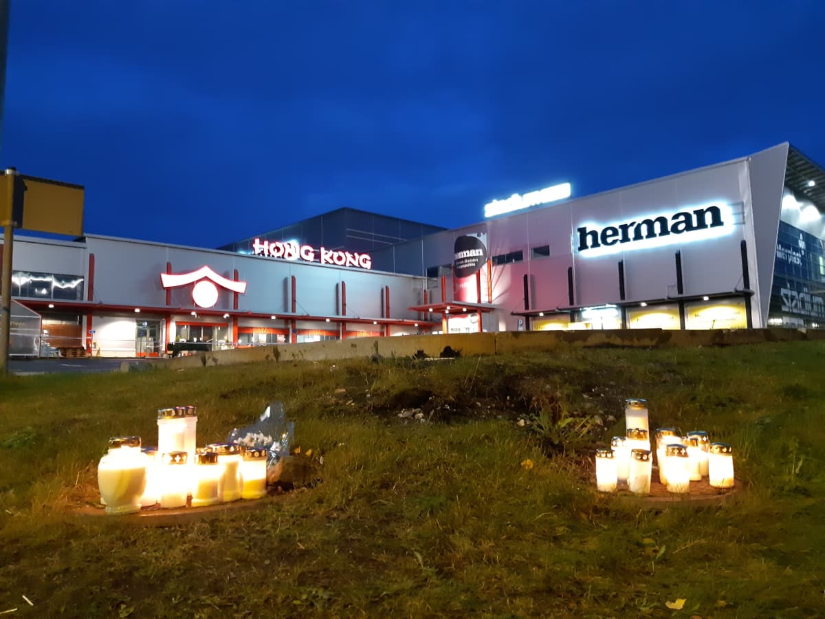 Kynttilöitä kauppakeskus Hermanin edustalla.