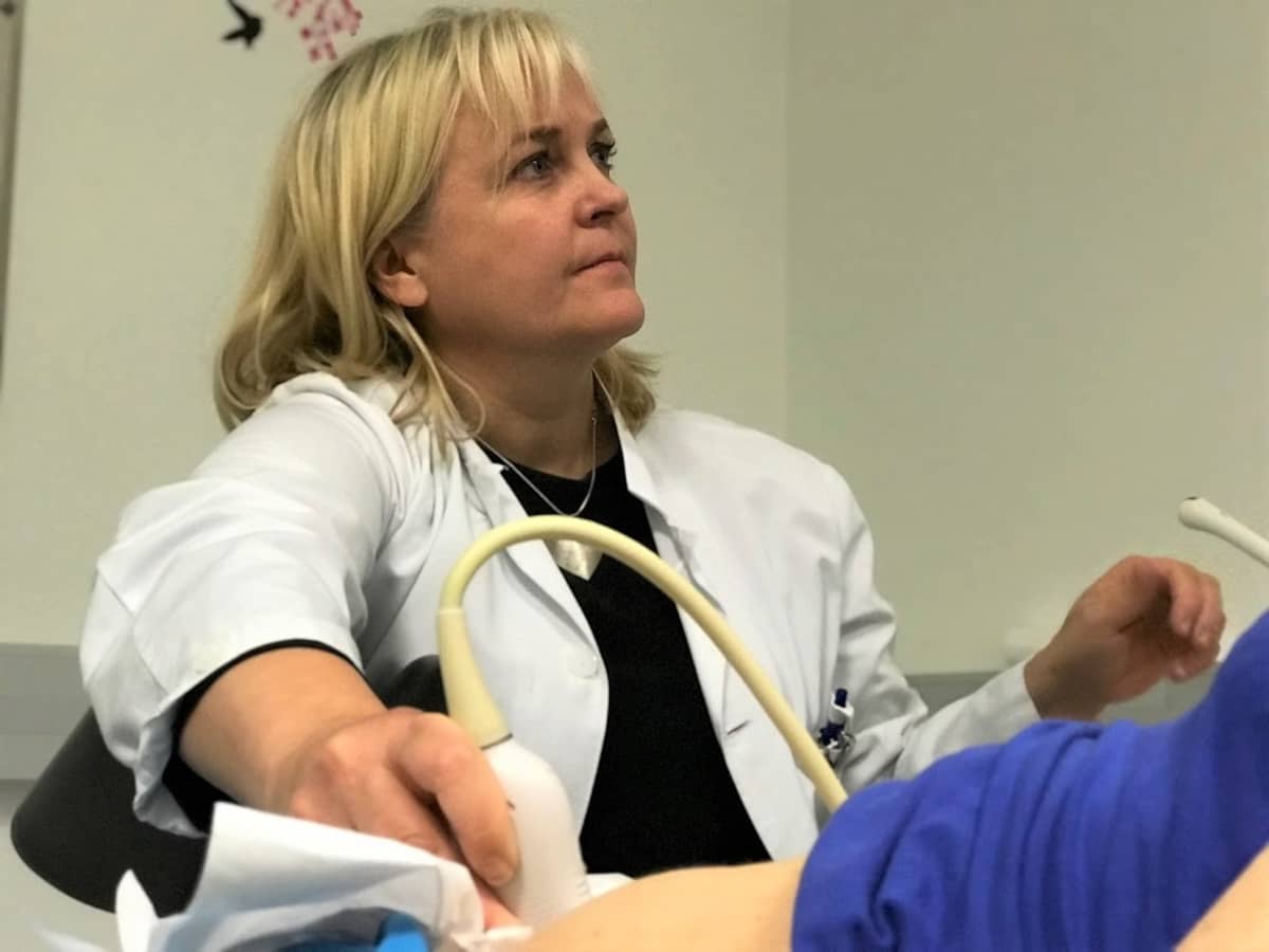 Osastonylilääkäri Katja Ahinko tekee ultraäänitutkimusta