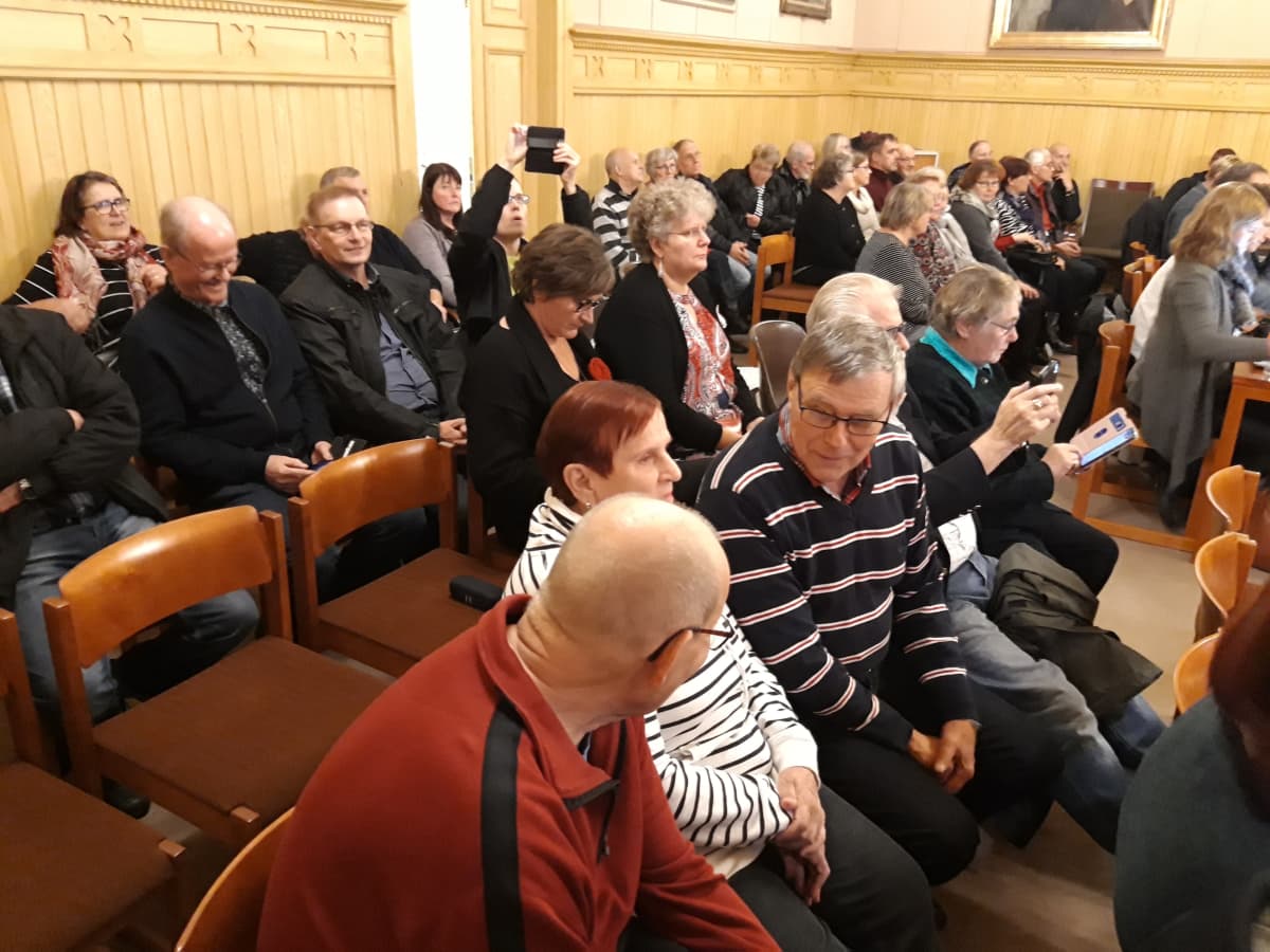 Yleisöä Kaskisten kaupunginvaltuuston kokouksessa.