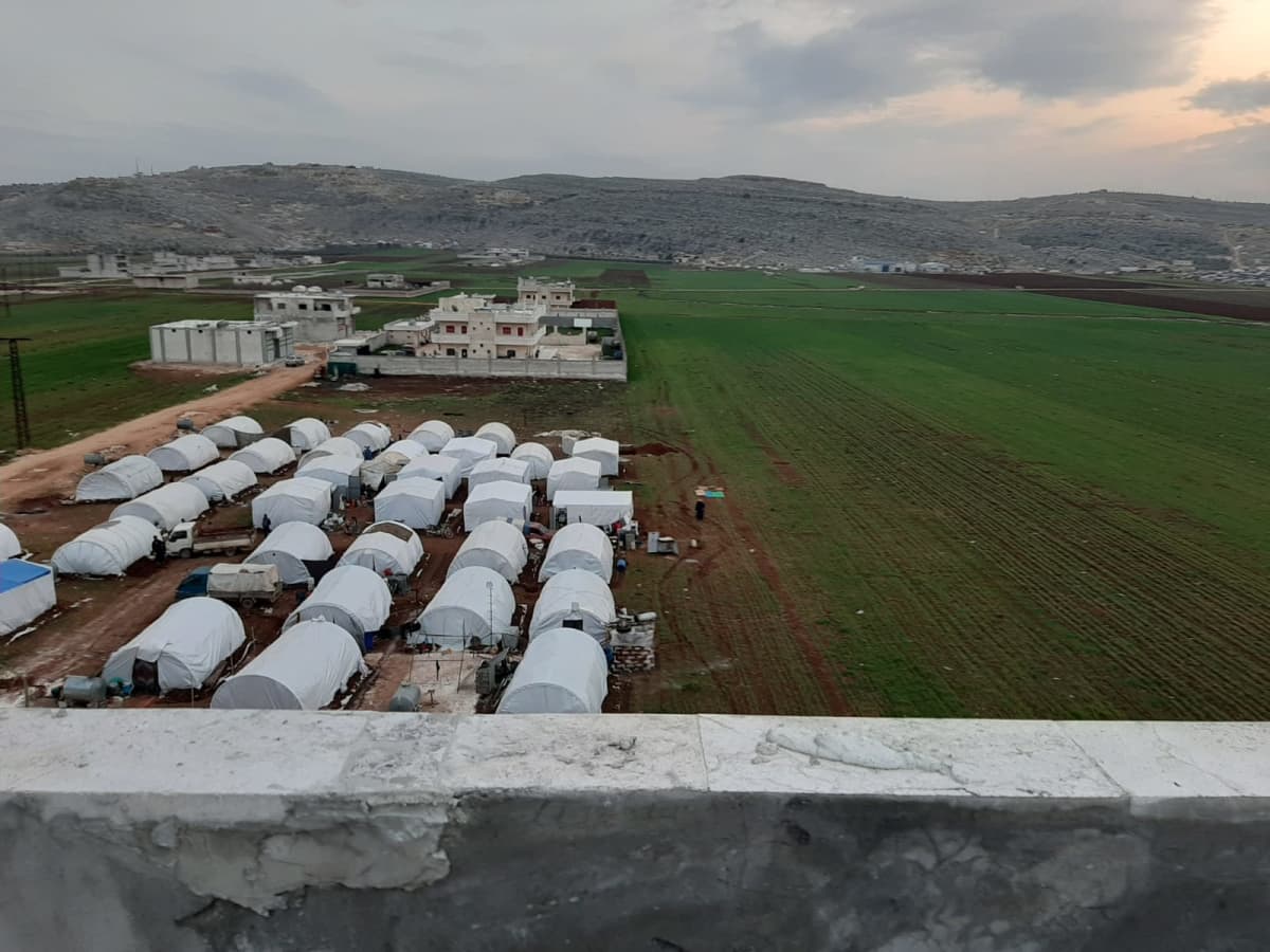 Sarmadan kaupungissa Syyrian Idlibin maakunnassa on paljon sotaa paenneita ihmisiä. Yhdessä teltassa tai asunnossa asuu useita perheitä.