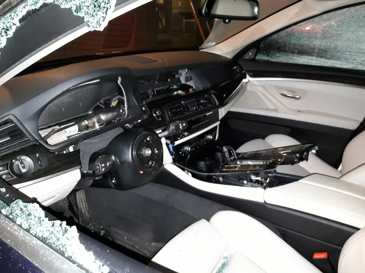 BMW-merkkisistä henkilöautoista vietiin elektroniikkaa yli 300 000 euron arvosta. Kuva on osa poliisin esitutkintamateriaalia.