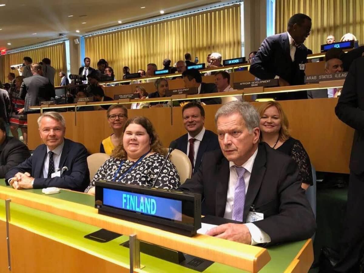Sara Nyman viime syksynä YK:n yleiskokouksessa, ulkoministeri Pekka Haaviston ja tasavallan presidentin Sauli Niinistön keskellä.