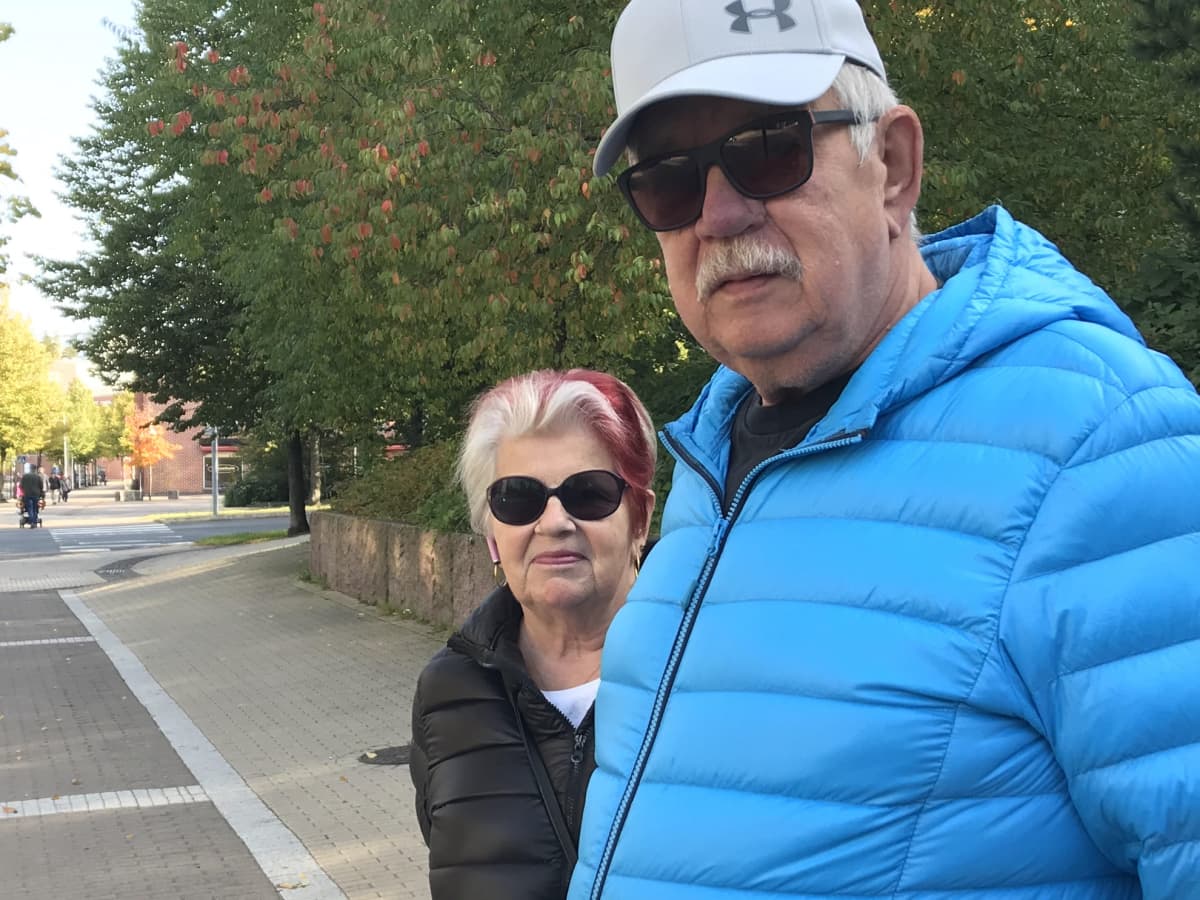Eija Karvonen ja Juhani Vakela ovat kävelyllä lähellä Keravan keskustaa.