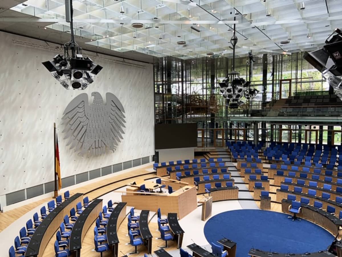 Bonniin rakennettu uusi istuntosali ehti olla liittopäivien käytössä vain muutaman vuoden ajan ennen pääkaupungin siirtämistä takaisin Berliiniin 1999.