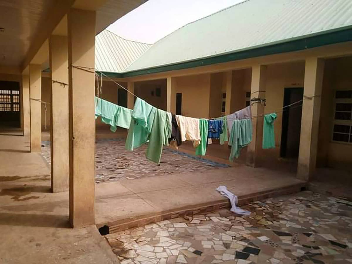 Pyykkejä kuivumassa koulurakennuksen sisäpihalla.