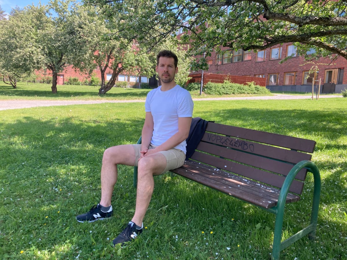 Jalkapalloprofessori Mihaly Szerovay istuu puistonpenkillä