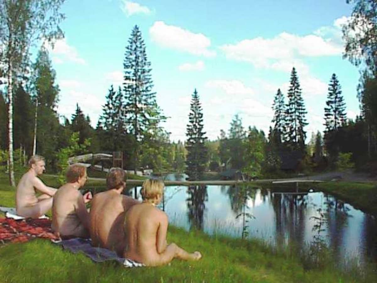 Tykkäätkö olla alasti? – Saatat olla tietämättäsi yksi 100 000  suomalaisesta mökkinaturistista | Yle Uutiset