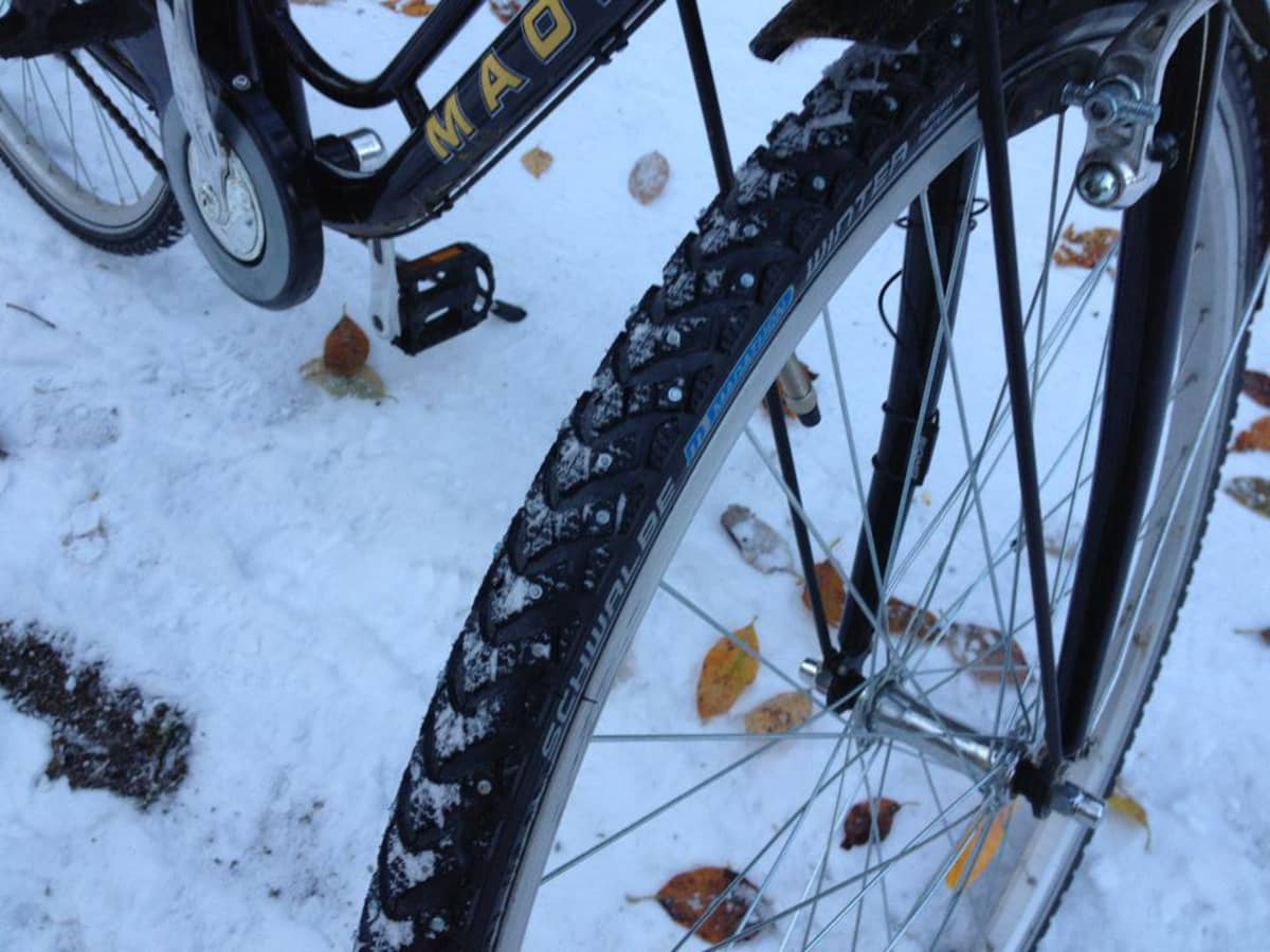 Polkupyörän nastarengas lumisella tiellä