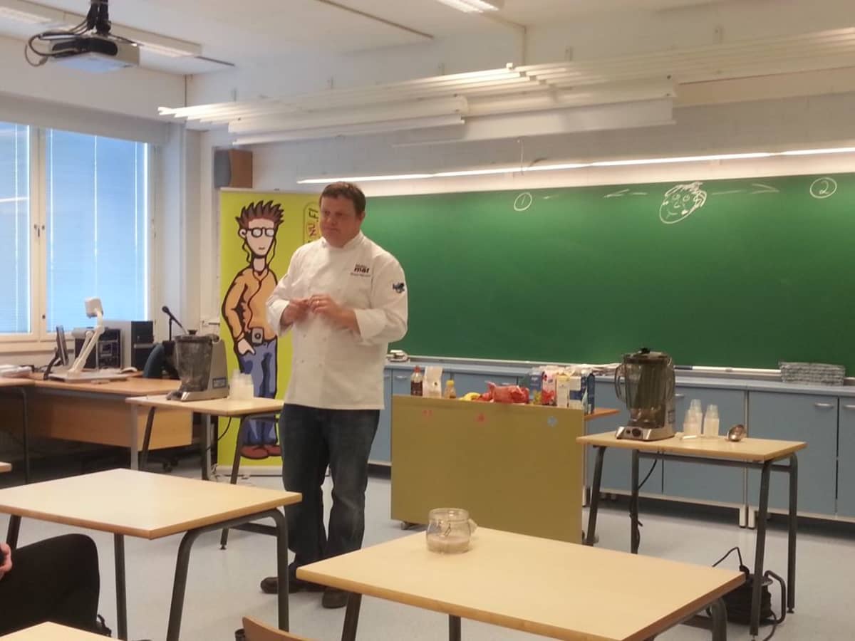 Strömsö-ohjelman kokki Micke Björklund vetää yläkouluissa ja lukioissa Kocka på Svenska workshoppeja