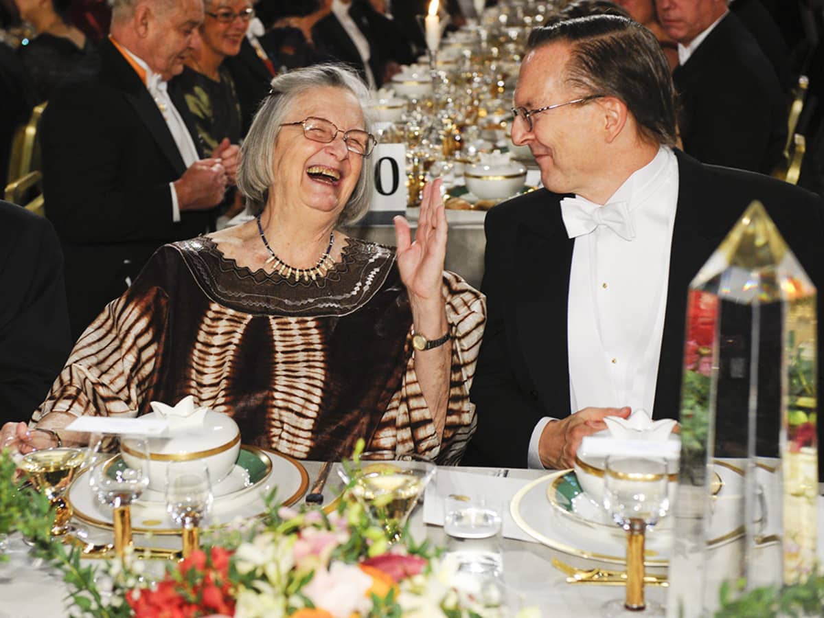Nobelistit Elinor Ostrom ja Jack W. Szostak Nobel-illallisilla Tukholman kaupungintalolla joulukuussa 2009.