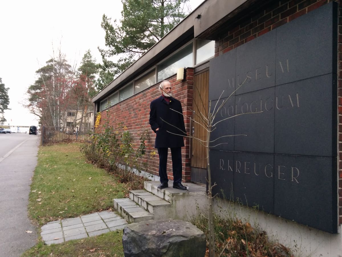 Munkkiniemen munamuseon sisäänkäynnin edessä seisoo museon pitkäaikainen hoitaja, tutkija Torsten Stjernberg.