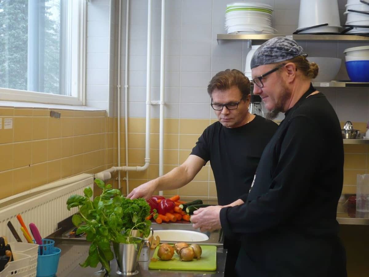 Suuren paaston lounas valmistuu erilaisista kasviksista, kokkeina Ilkka Vesterinen ja Ilkka Lappi