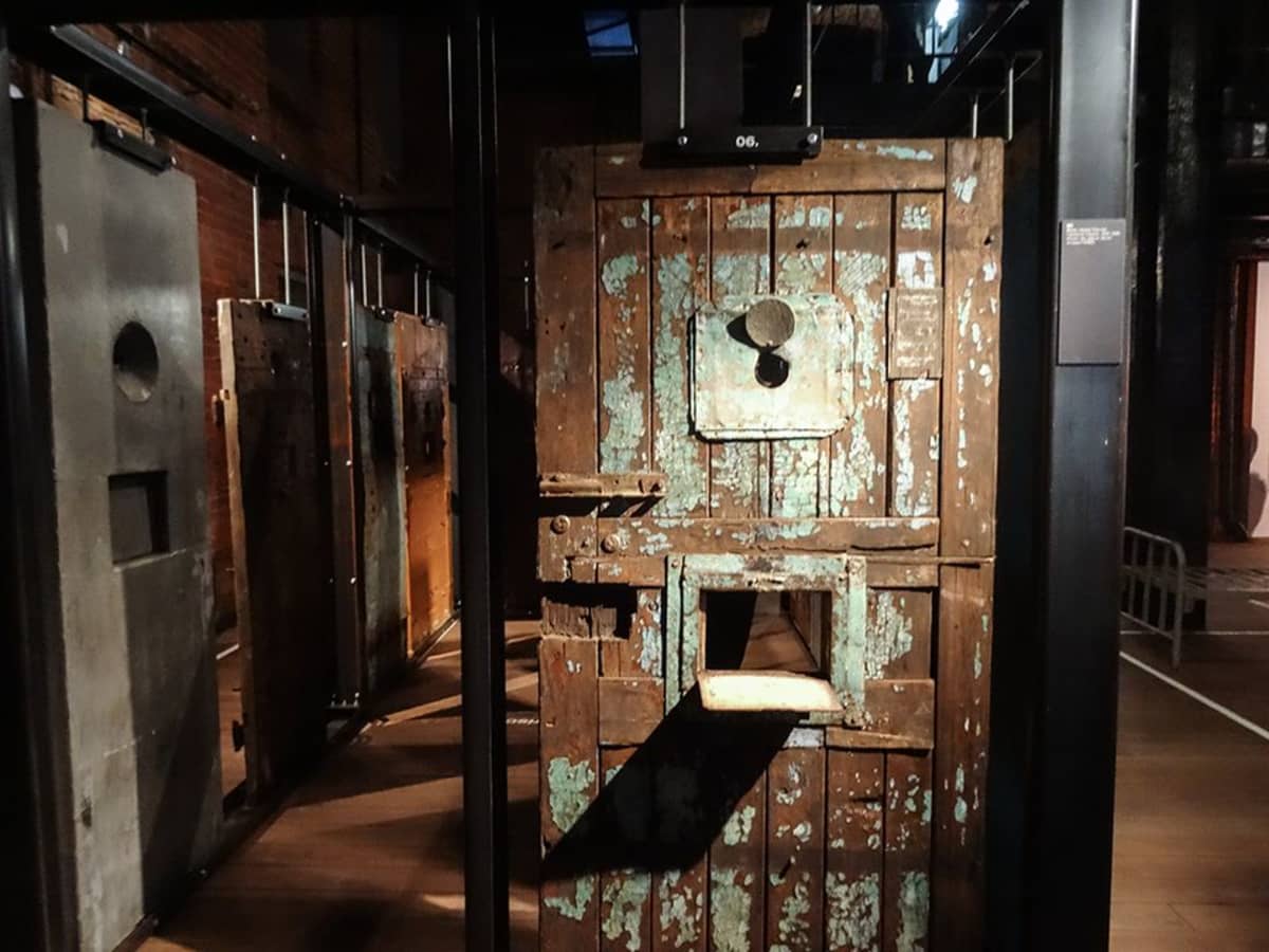 Vankiloiden ovia on esillä uudessa vankileirimuseossa.