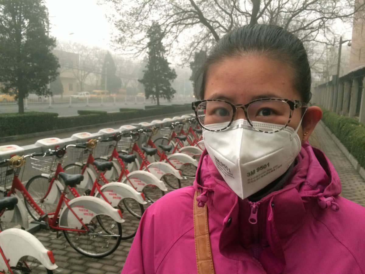 Pekingiläiset suojautuvat savusumulta hengitysmaskien avulla.