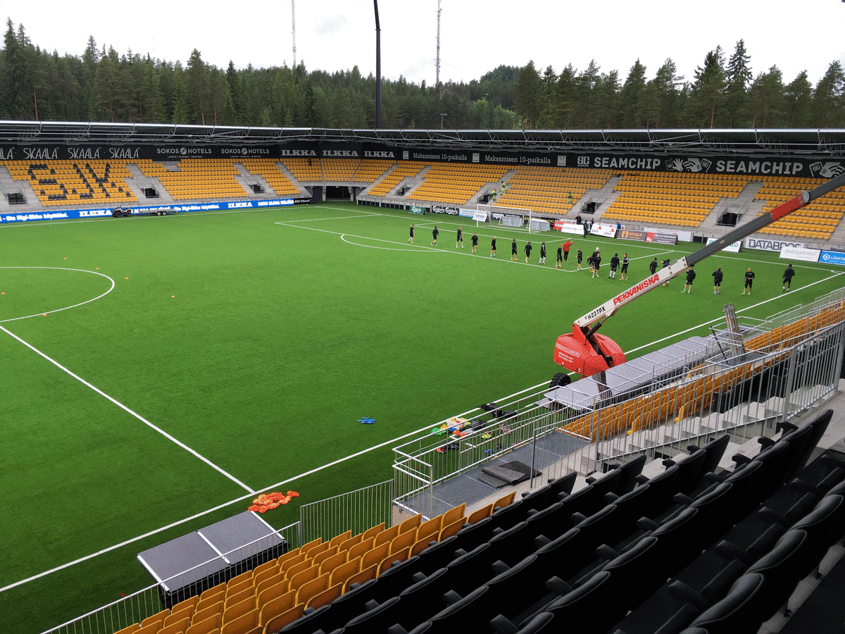 Seinäjoen Jalkapallokerhon värit koristavat uutta stadionia. 