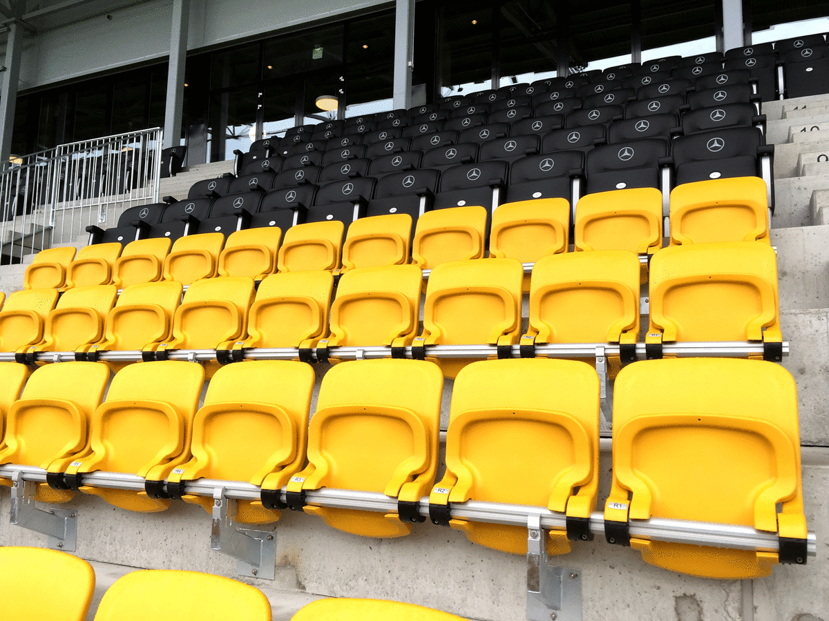 Seinäjoen uuden jalkapalloareenan keltaisille penkeille saa istua kuka vaan, mustat ovat VIP-paikkoja.