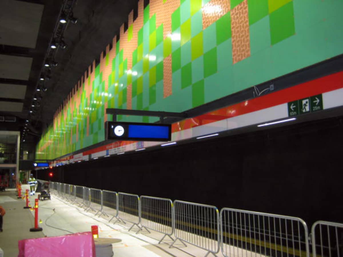 Niittykumpun metroaseman seinä on värikäs. Kuva on otettu 15.9.2016.