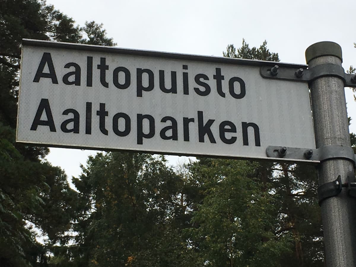 Aaltopuisto-opastekyltti Vaasassa.