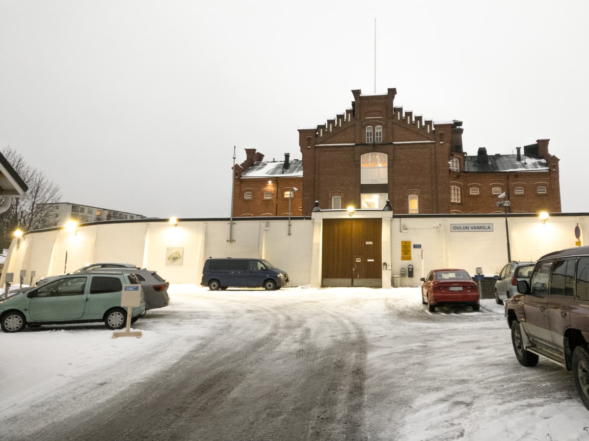 Oulun vankila ja sen muuri.