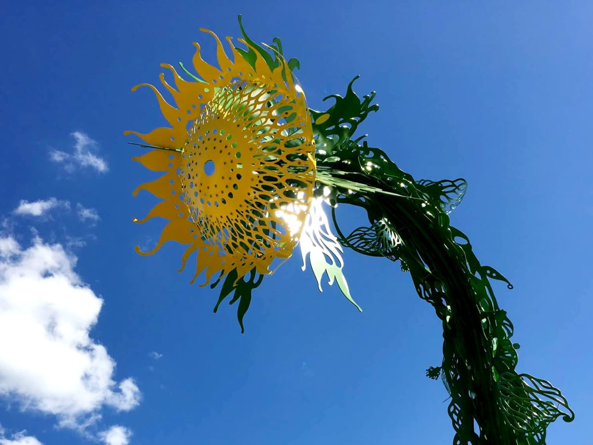 Valtava teräksinen auringonkukka valaisee katua ja tuottaa itse osan  energiasta – Pekka Jylhän taideteos on yksi Tuusulan asuntomessujen  vetonauloista