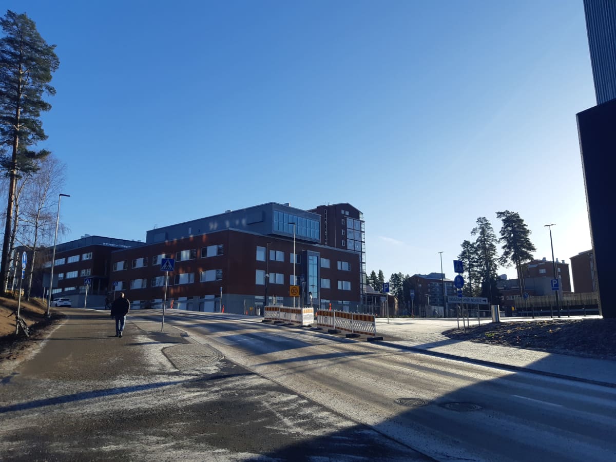 Keski-Suomen vanha keskussairaala on vaihtamassa omistajaa – kolme  rakennusliikettä aikoo ostaa Kukkulan alueen