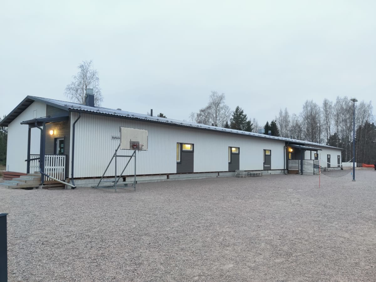 Hausjärvi ei irtisanonut Ryttylän koulun väistötiloja kirjallisesti –  vuokraaja vaatii kunnalta satojatuhansia euroja tyhjiksi jäävistä tiloista